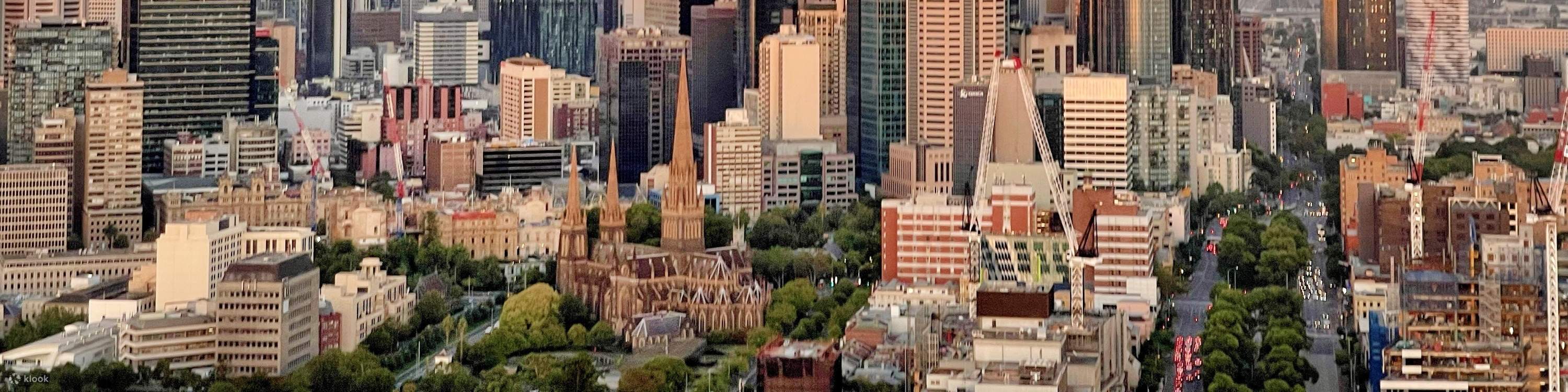 Trong suốt chuyến bay, phi công sẽ đưa bạn vào hành trình trên/xung quanh Melbourne. Vì đường bay được xác định bởi hướng gió, bạn có thể thấy mình đang lơ lửng trên những tòa nhà cao tầng, trên các vùng ngoại ô hoặc cả hai.